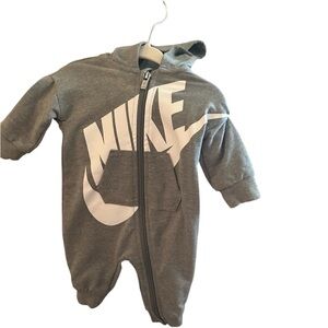 Baby NIKE onesie hoodie NWOT SIZE 3-6 months, gray